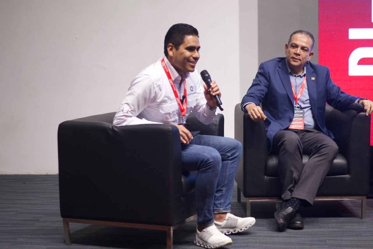 Mr. Bu$iness conversando en un panel empresarial